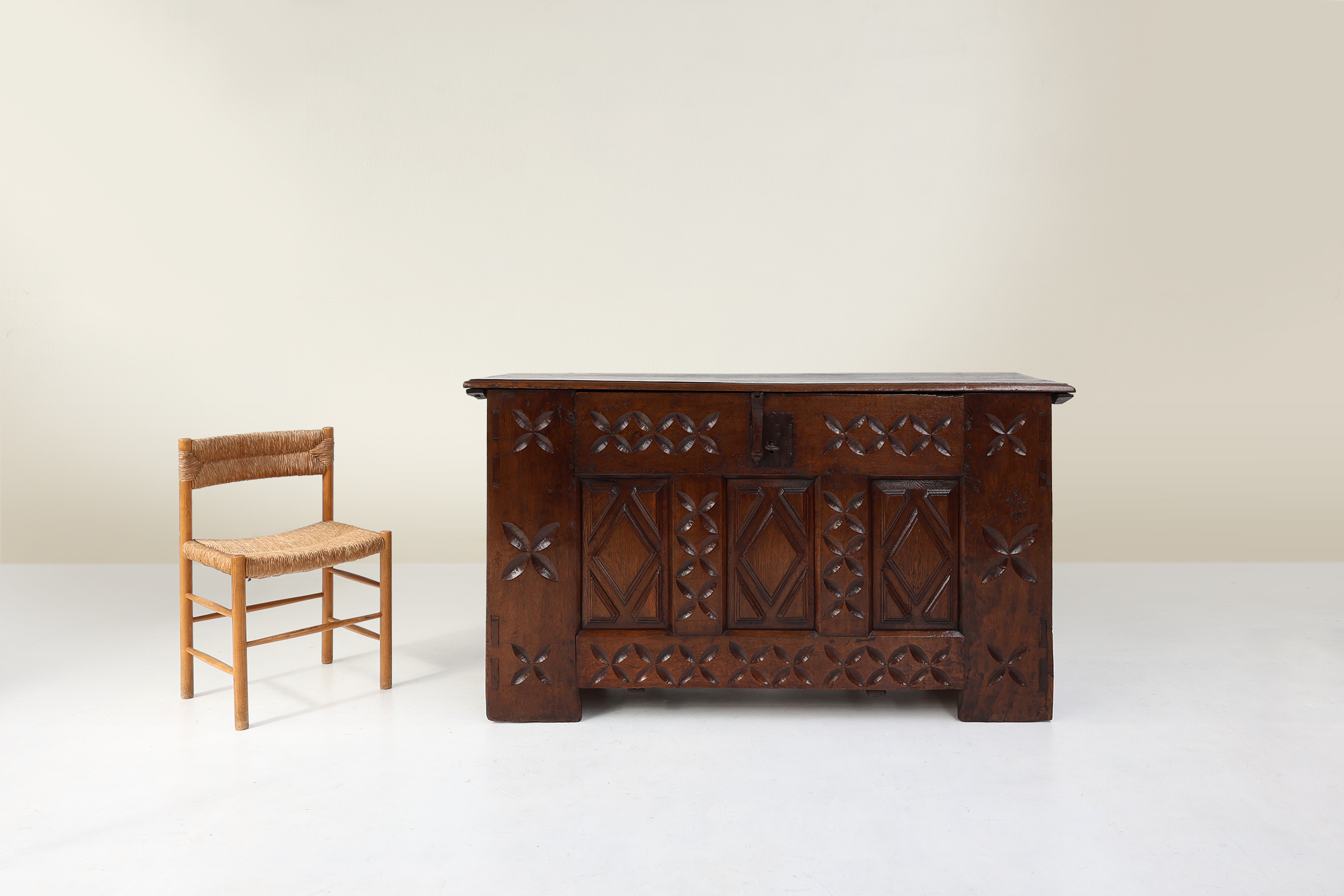 Large hand-carved 16th Century Bridal Chest in oak, Francethumbnail